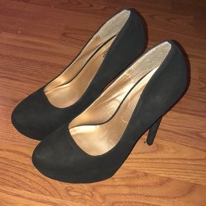 Black pumps